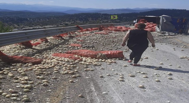 Antalyada sebze yüklü kamyon devrildi: 1 yaralı