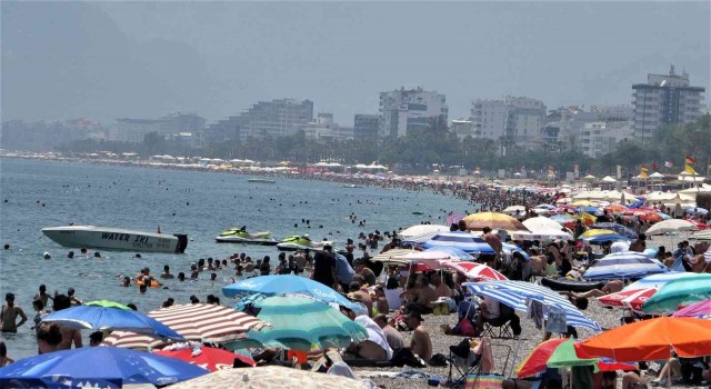 Antalyada termometre 30 dereceyi gösterdi, vatandaş sahilde yer bulmakta zorlandı