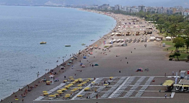 Antalyada termometreler 36 dereceyi gösterdi, tatilciler sahillere akın etti