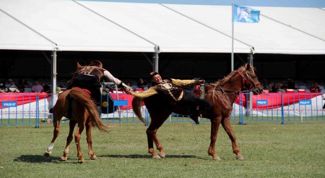 Antalyada Yörük Türkmen Festivalinde atlı görsel şov