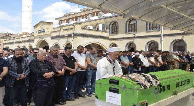 Antalyadaki feci kazada ölen Derya öğretmen ve kızı Defne son yolculuğuna uğurlandı