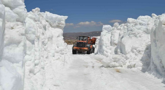Antalyanın yaylalarında inanılmaz karla mücadele çalışması