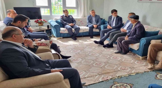 Arabanda protokol şehit ve gazi aileleri ile evlerinde bayramlaştı
