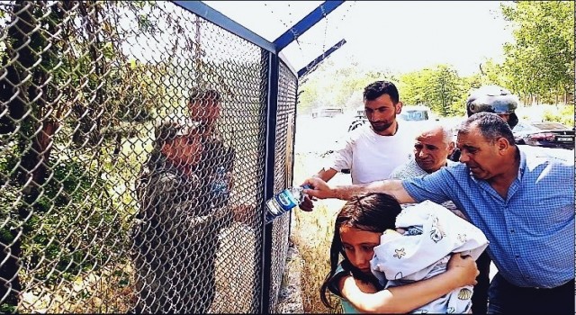 Araç camından uçan kağıt kazaya neden oldu: 3ü çocuk 4 yaralı