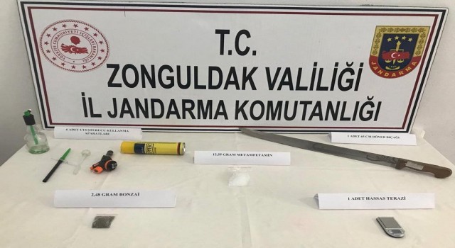 Araç içinde uyuşturucu ile yakalandılar
