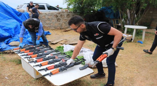 Aranan şüphelinin evinden 10 Kalaşnikof çıktı