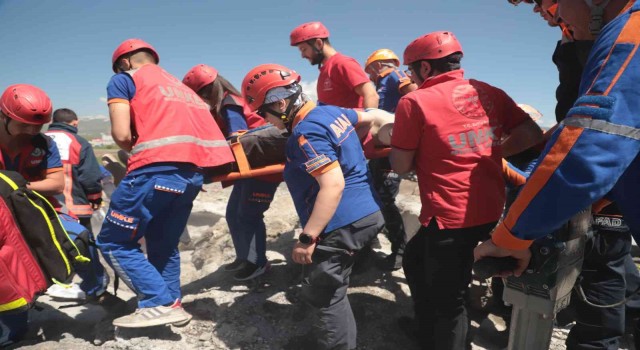 Ardahanda gerçeği aratmayan deprem tatbikatı