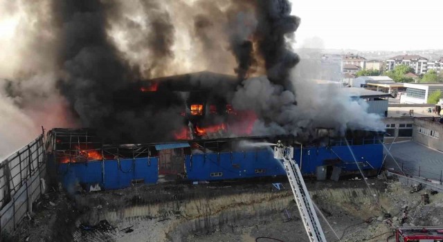 Arnavutköyde büyük fabrika yangını: Alev alev yanan fabrikadan patlama sesleri duyuldu