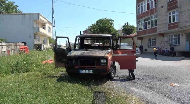 Arnavutköyde seyir halindeki kamyonet alev alev yandı