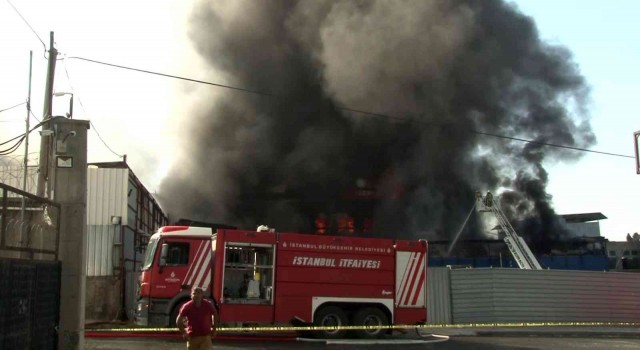 Arnavutköydeki fabrika yangınına müdahale eden bir vatandaş dumandan etkilendi