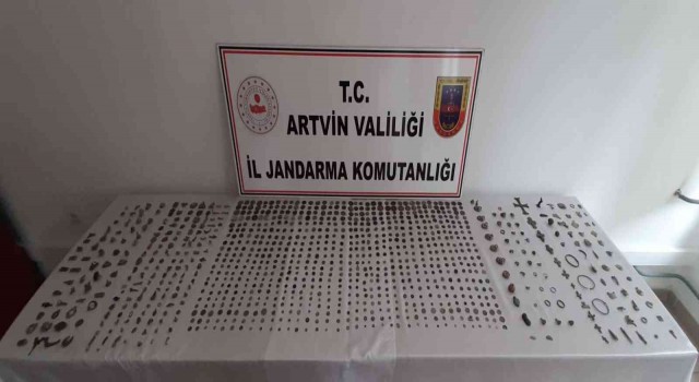 Artvinde durdurulan yolcu otobüsündeki yolcudan bin 21 tarihi sikke çıktı