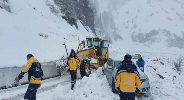 Artvinde Mayıs ayında yağan kar 6 köyün yolunu kapattı