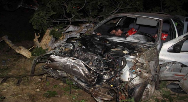 Aşırı hızlı araç yoldan çıkıp etrafı savaş alanına çevirdi