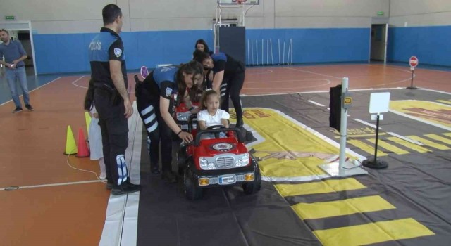 Ataşehirde anaokulu öğrencilerine trafik eğitimi