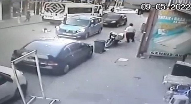 Ataşehirde otomobilin çarptığı çocuk yola savruldu