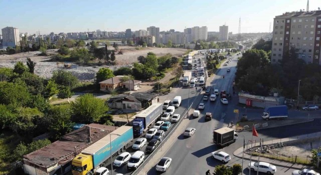 Ataşehirde yolu kilitleyen tır trafiği 10 gündür devam ediyor