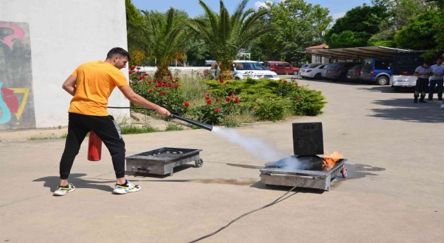Atçada üniversite öğrencilerine yangına müdahale eğitimi verildi