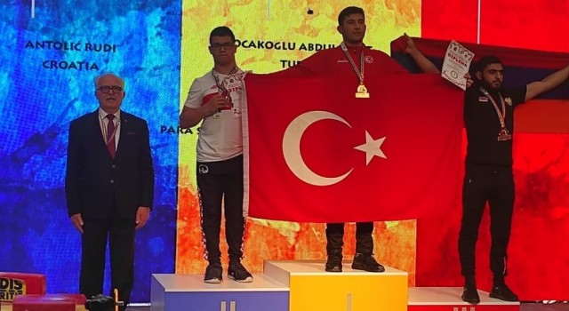 Ay yıldızlı bayrağı Romanyada dalgalandırdı