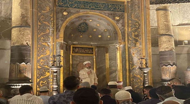 Ayasofya Camiinde gençler fethin yıldönümünde sabah namazında buluştu