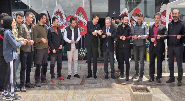 Aydemirden sporcu gençlere övgü
