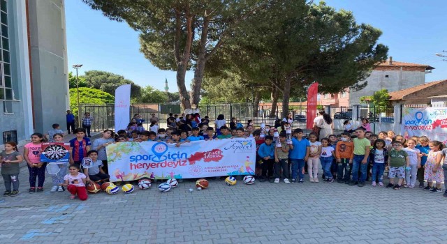 Aydında binlerce çocuğa spor malzemesi dağıtıldı
