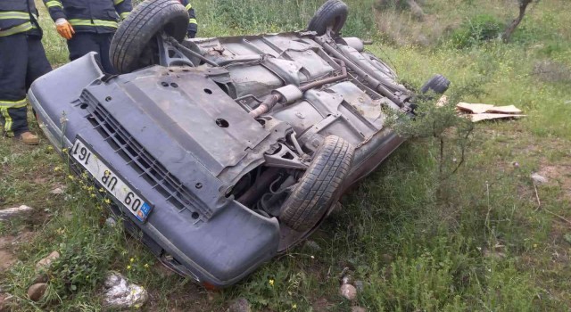 Aydında otomobil şarampole yuvarlandı