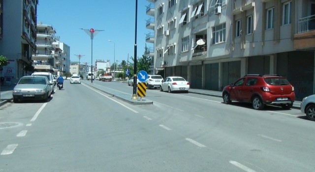 Aydınlatma direğine ve trafik levhasına çarpan motosiklet sürücüsü, hastanede yaşam mücadelesi veriyor