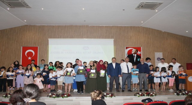 Aydınlık Yarınlara kitap okuma yarışmasında dereceye girenler ödüllendirildi