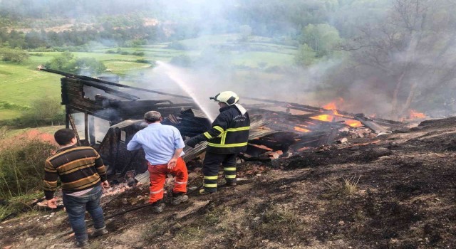 Aynı köyde 3 ayda ikinci yangın: 2 ev kullanılmaz hale geldi