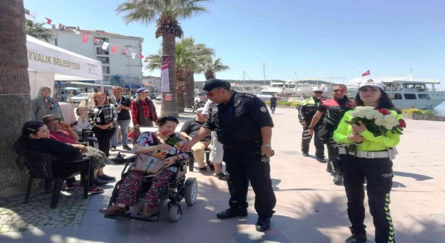 Ayvalık polisi engellilerin yanında