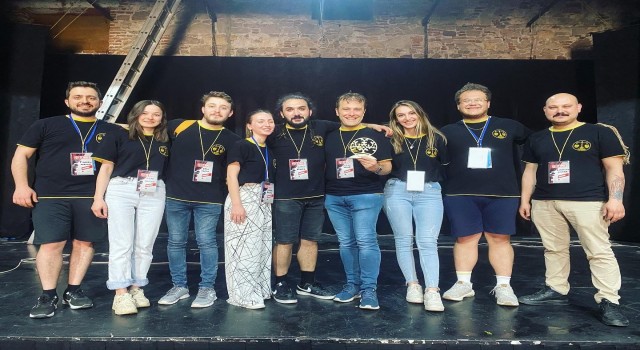 Ayvalık Tiyatro Festivalinde Eskişehir Sui Generis Tiyatro oyunuyla beğeni topladı