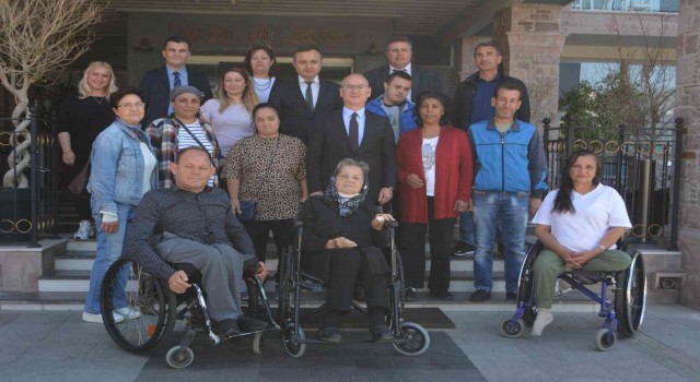 Ayvalıkta Kaymakam Yamandan engellilere kahvaltılı jest