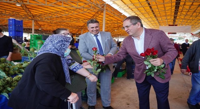 Ayvalıkta sebze ve meyvecilerle, Başkan Ergin anneleri unutmadı