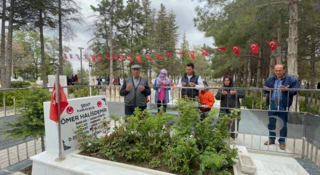 Baba Halisdemirden 15 Temmuz kahramanı oğlunun kabrine ziyaret