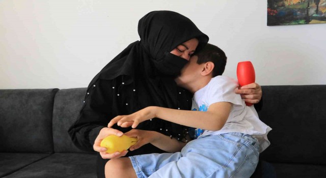 Babasının terk ettiği engelli Emirhana teyzesi annelik yapıyor