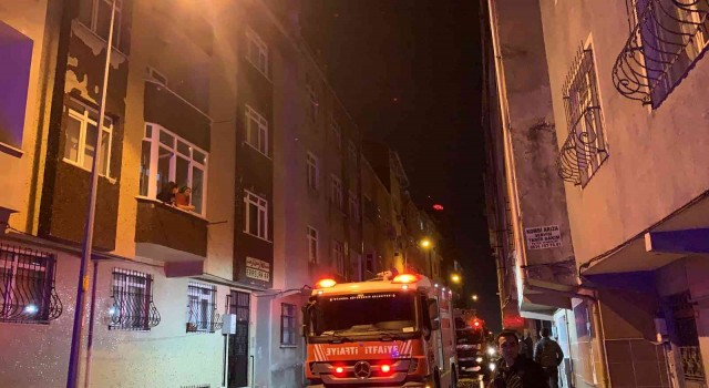 Bağcılarda 4 katlı binanın çatısı alev alev yandı