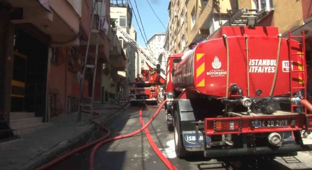 Bağcılarda korkutan çatı yangını