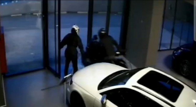 Bağcılarda motor hırsızlığı güvenlik kamerasına yansıdı