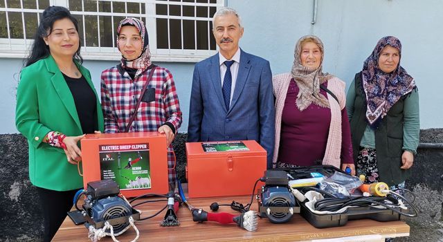 Bahçe İlçesinde Hayvan yetiştiricilerine makine ve ekipman desteği