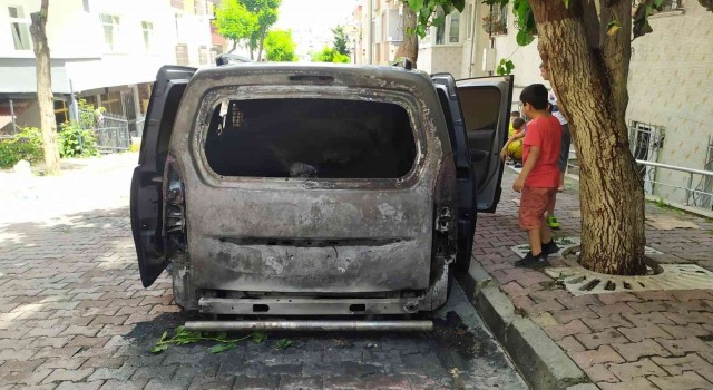 Bahçelievlerde hafif ticari araç alev alev yandı