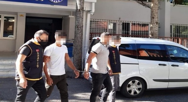 Bahşiş alamayınca apartmanların kapılarını çaldılar