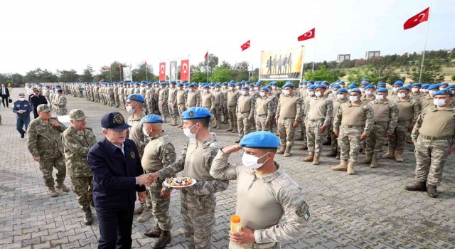 Bakan Akar Şanlıurfada askerlerle bayramlaştı