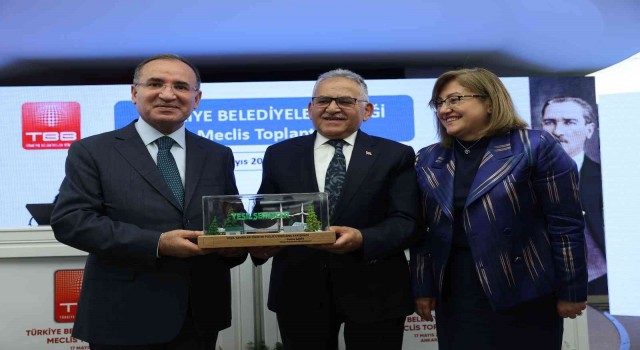 Bakan Bozdağdan Çevre Dostu Ulaşım ödülü