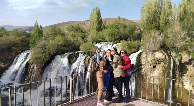 Bakan Ersoyun eşi ünlü isimlerle Vanı gezdi