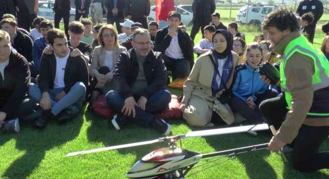 Bakan Kasapoğlu: Gençlerimizle yarınların daha güçlü ve daha aydınlık Türkiyesine omuz omuza yürümeye devam edeceğiz”