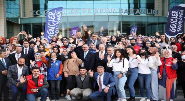 Bakan Kasapoğlu, sosyal medyadan bayramlaştı