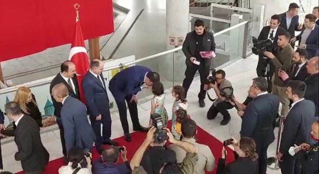 Bakan Kurum 7 yaşındaki Zelihanın elini öpüp harçlık verdi