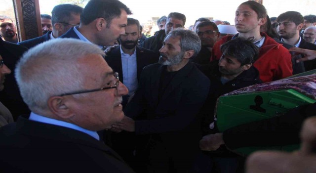 Bakan Kurum, trafik kazası sonucu hayatını kaybeden üniversite öğrencisinin cenaze törenine katıldı