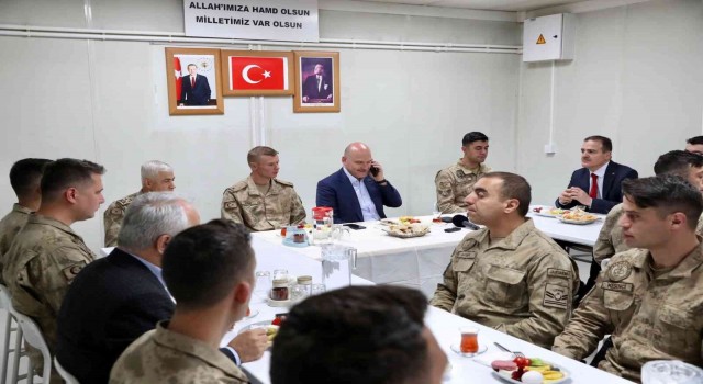 Bakan Soylu, 2100 rakımlı üstte askerlerin bayramını kutladı