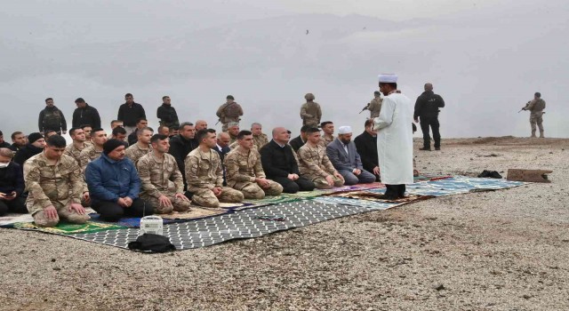 Bakan Soylu bayram namazını Mehmetçikle kıldı